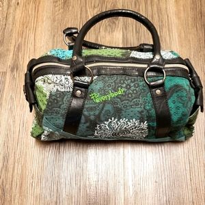 For EVERYBODY Textured graphic green  purse with 4 outer pockets & zippers